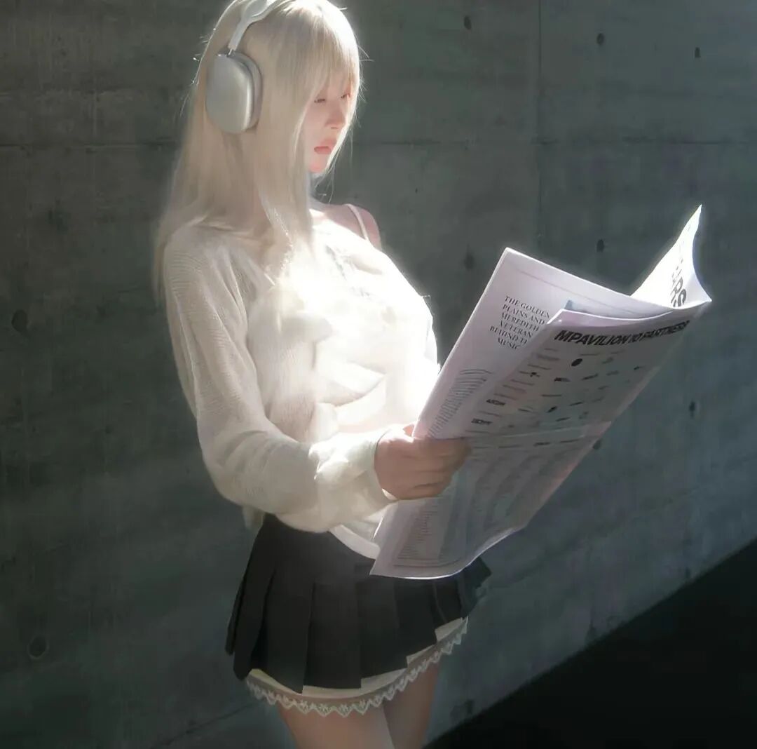 戴耳机小众侧脸女生头像
