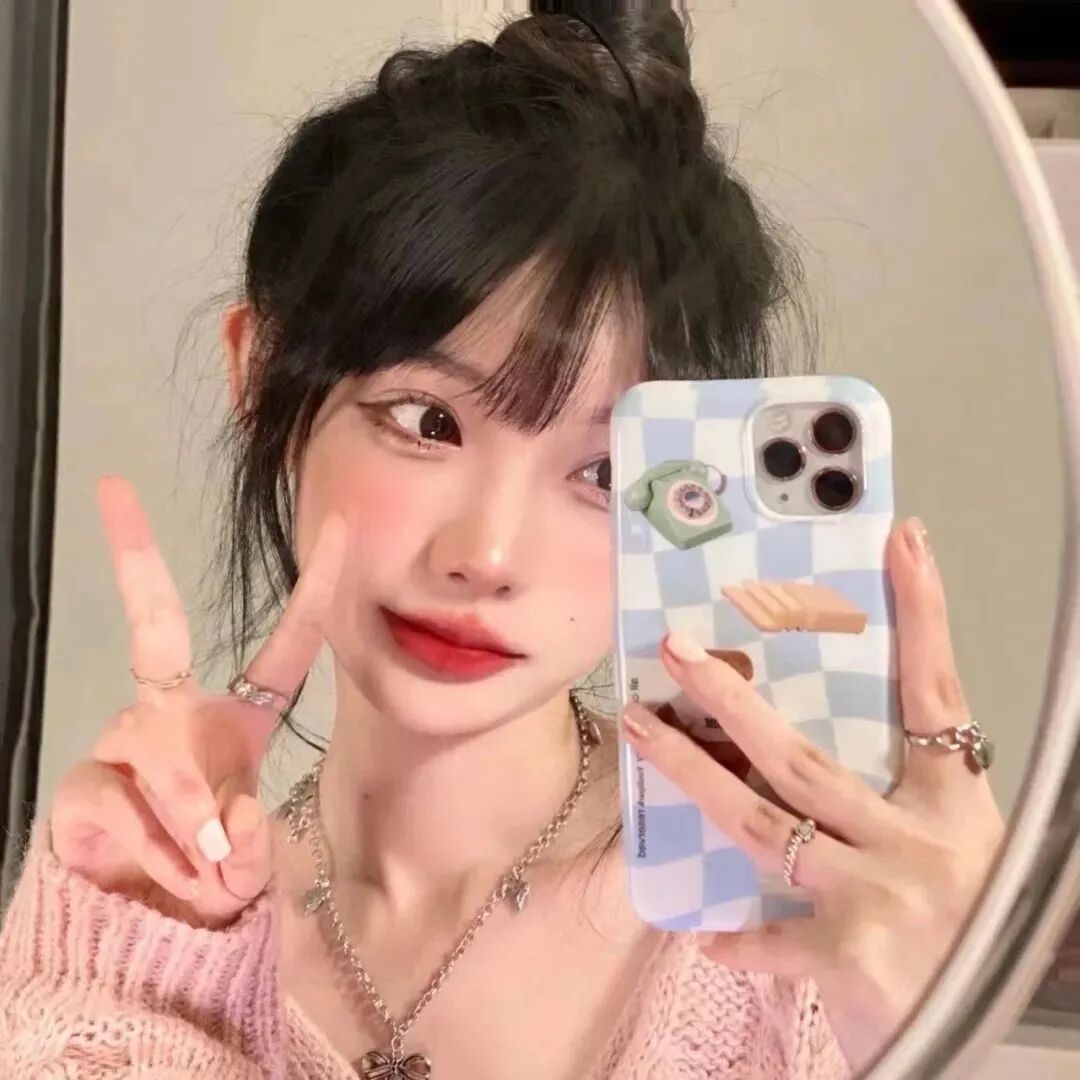 剪刀手自拍手机甜妹女生头像