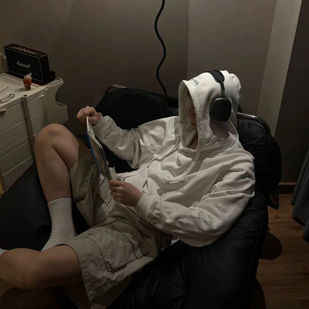 戴耳机成熟不露脸男生头像