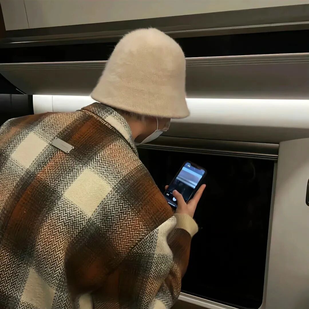 小众列车背影不露脸男生头像