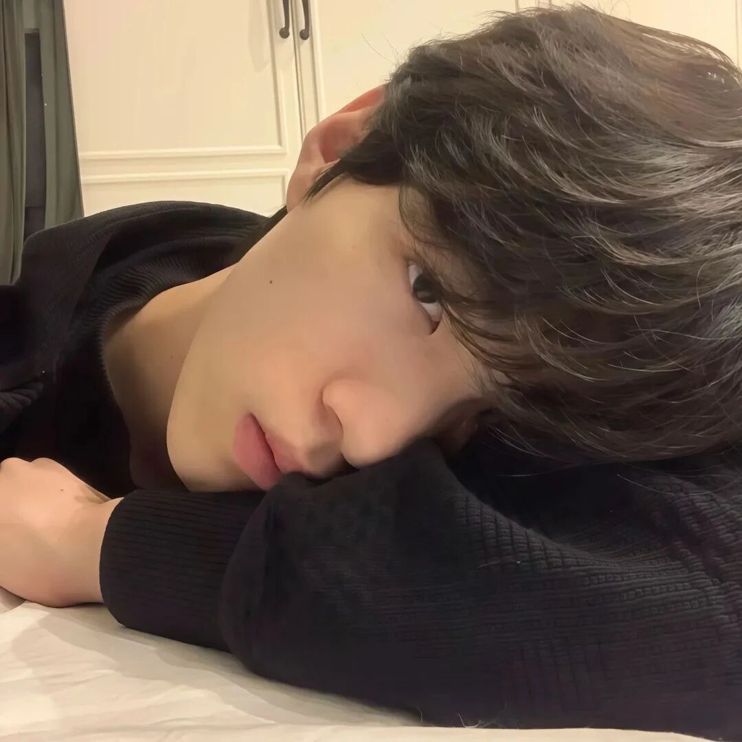 趴着个性男生头像
