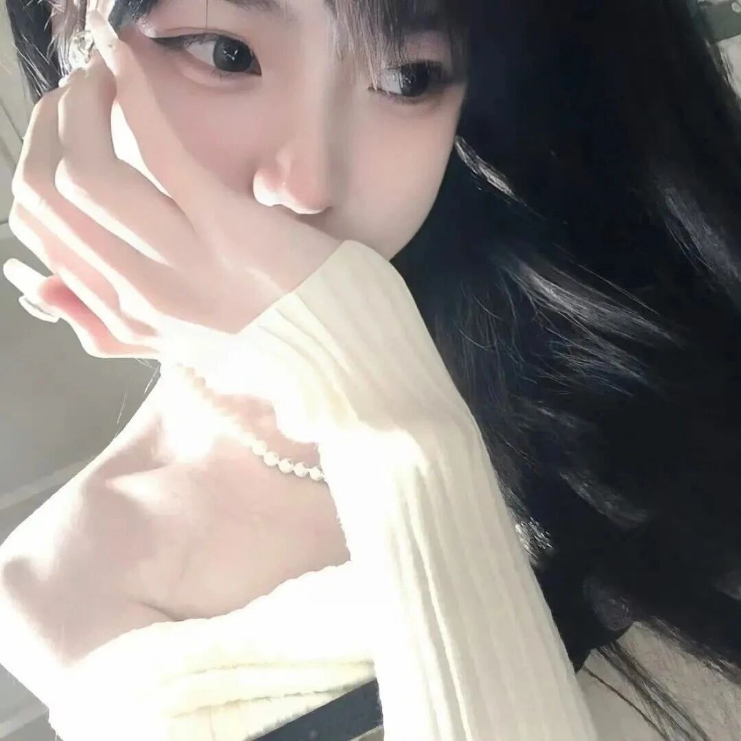 捂嘴温柔女生头像