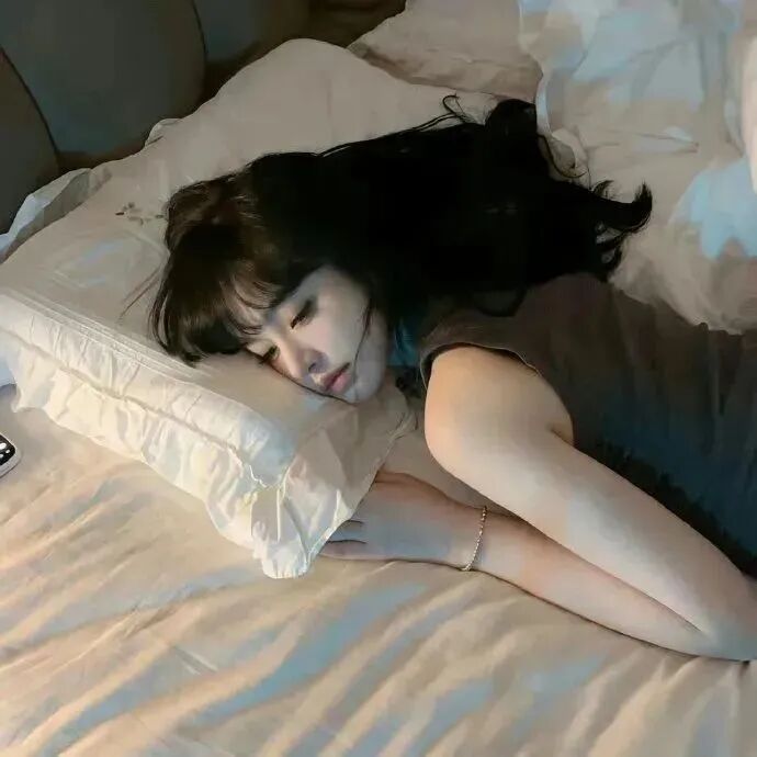 躺着小众侧脸女生头像
