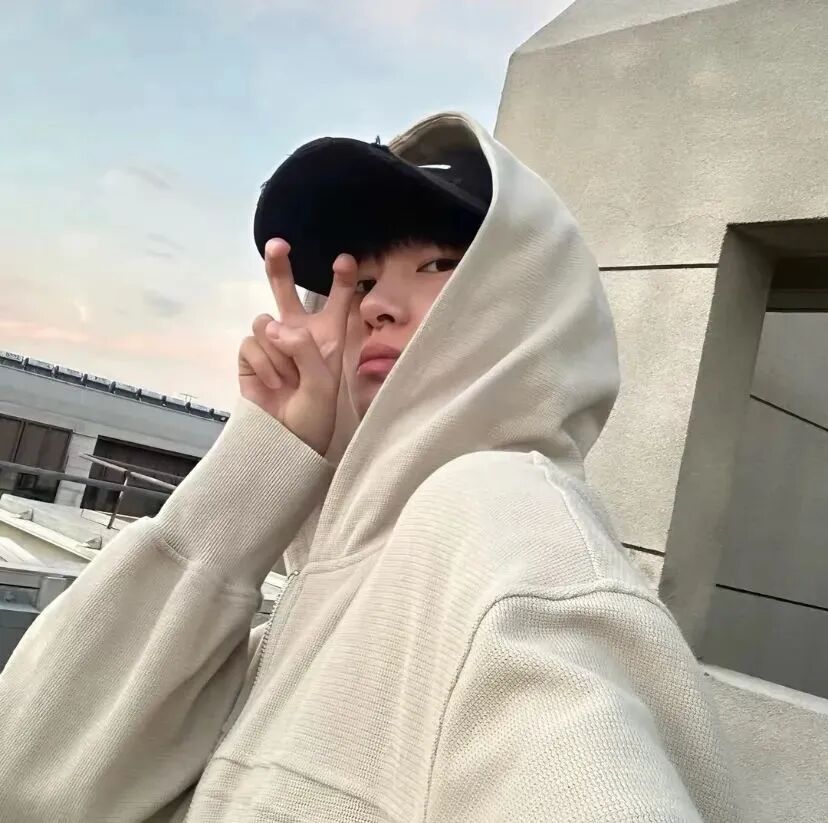 剪刀手个性男生头像