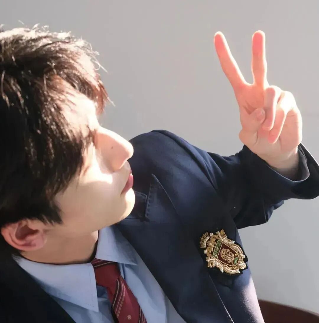 剪刀手帅气侧脸男生头像