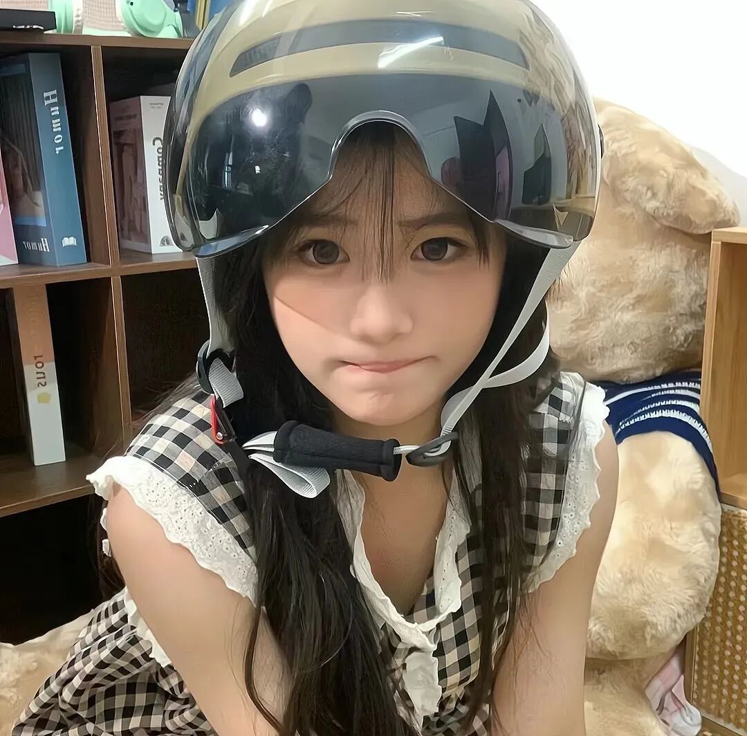 头盔小众女生头像