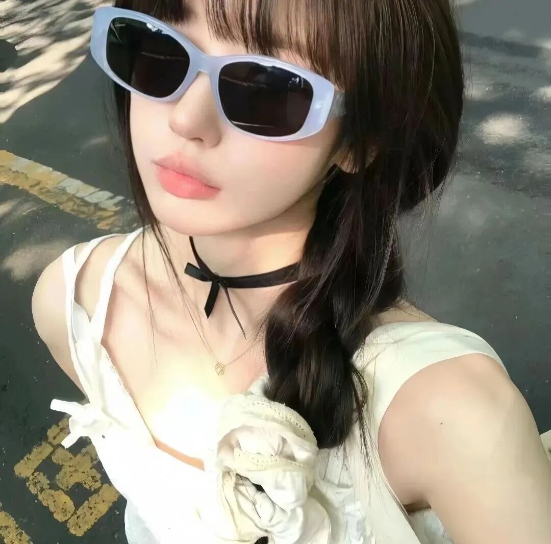 很飒墨镜女生头像