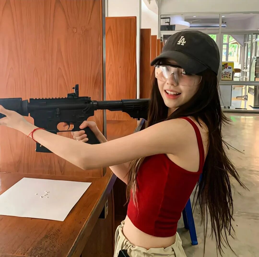 射击气质女生头像