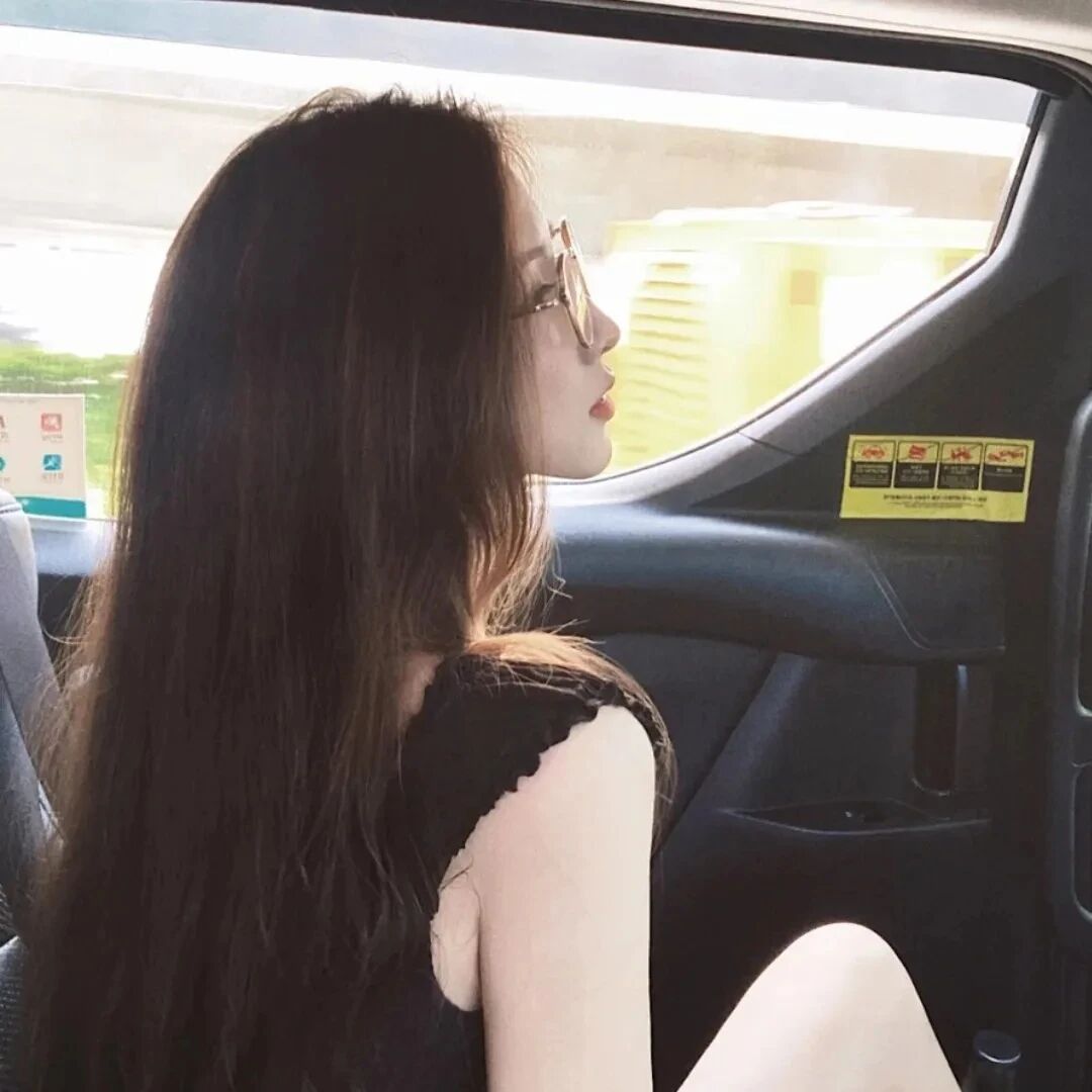 车内温柔侧脸女生头像