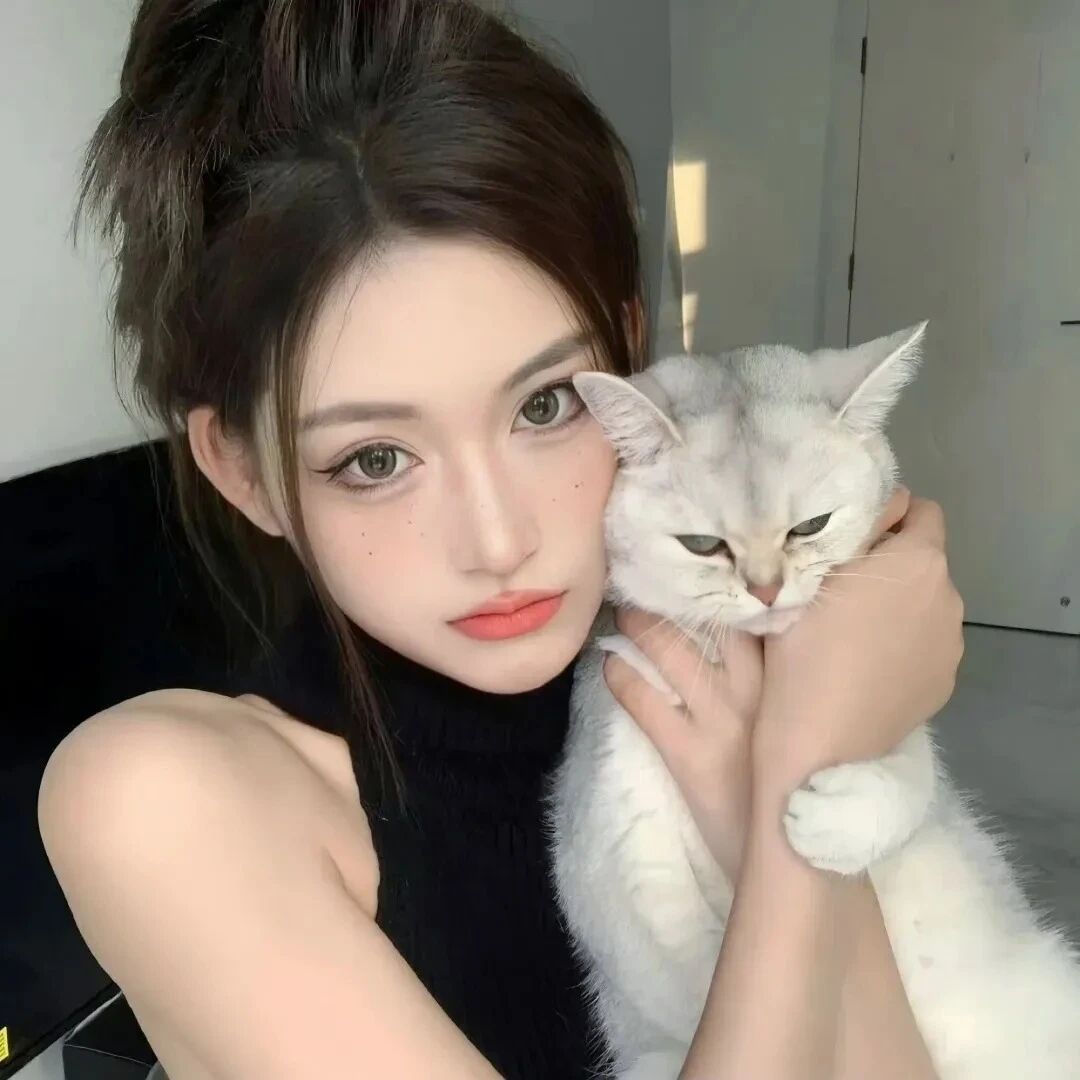 抱着猫咪气质女生头像