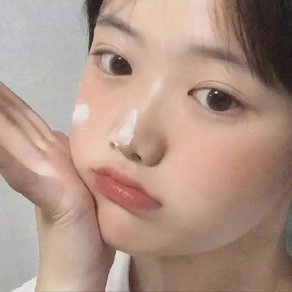paomoyanxiaduoliya泡沫真人情侣头像