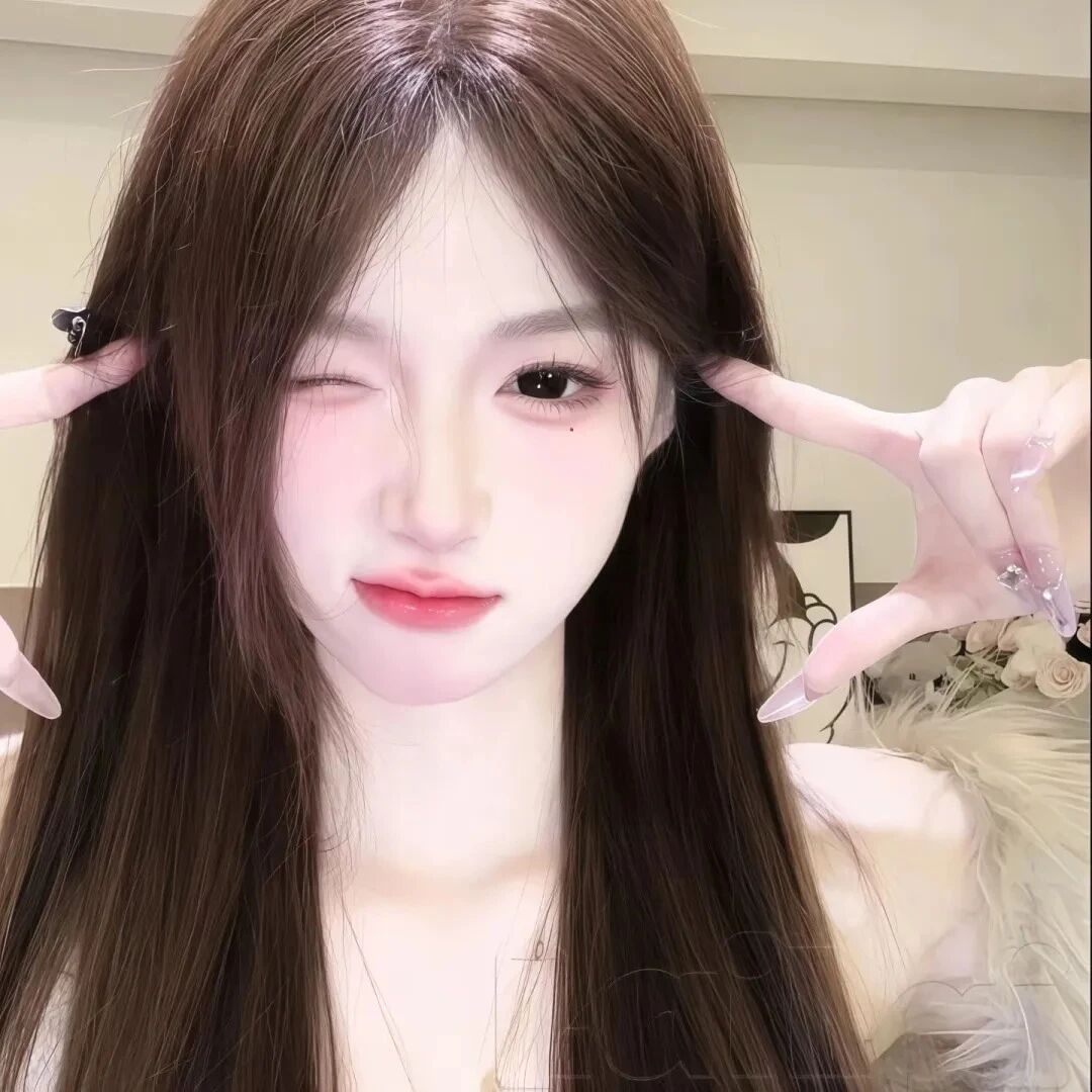 剪刀手纯欲女生头像