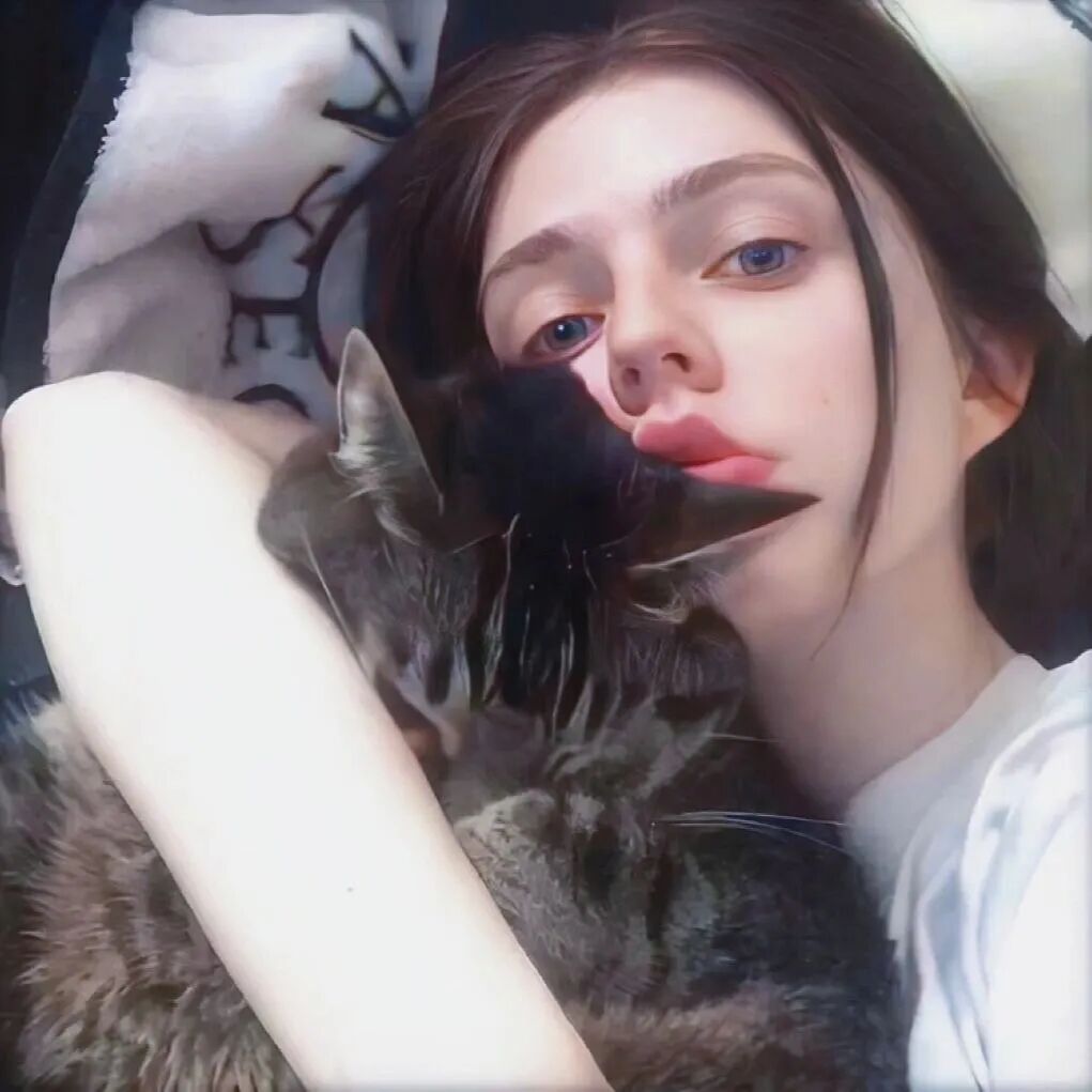 抱着猫咪温柔欧美女生头像