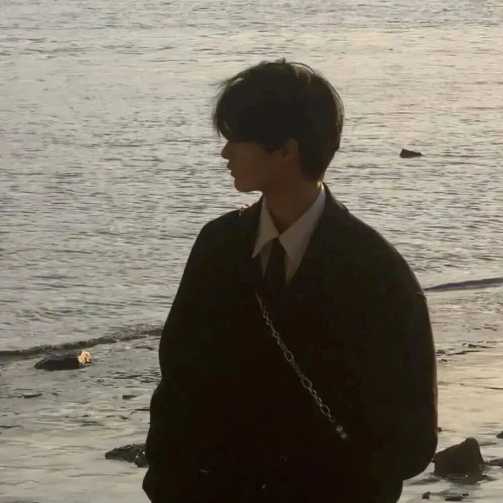 海边帅气侧脸男生头像