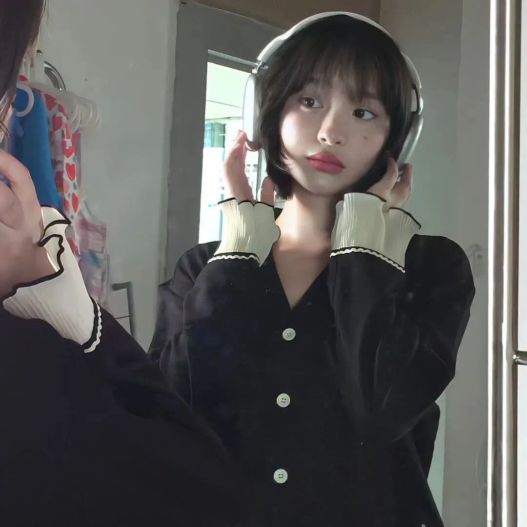 戴耳机温柔女生头像