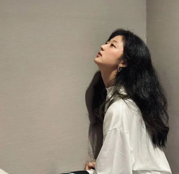 温柔侧脸女生头像
