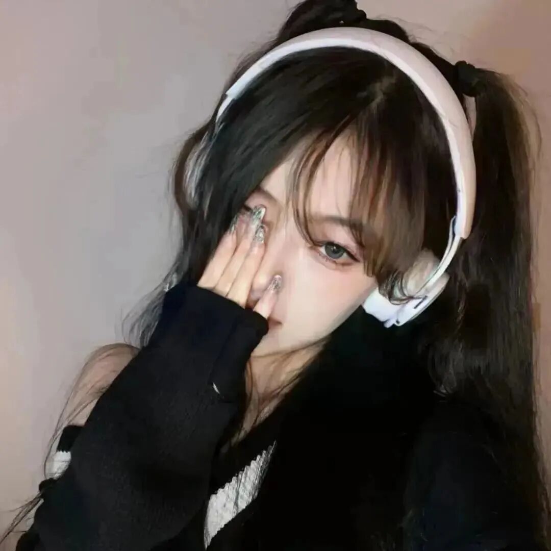 danlianerjiplmwvbjiduoliya戴耳机单人真人情侣头像