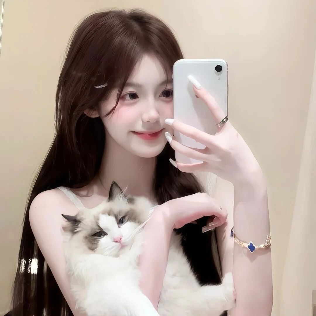 抱着猫咪自拍手机甜妹女生头像