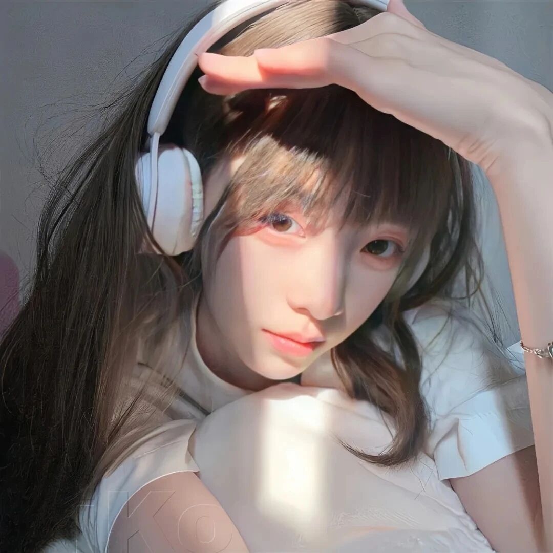 戴耳机温柔女生头像