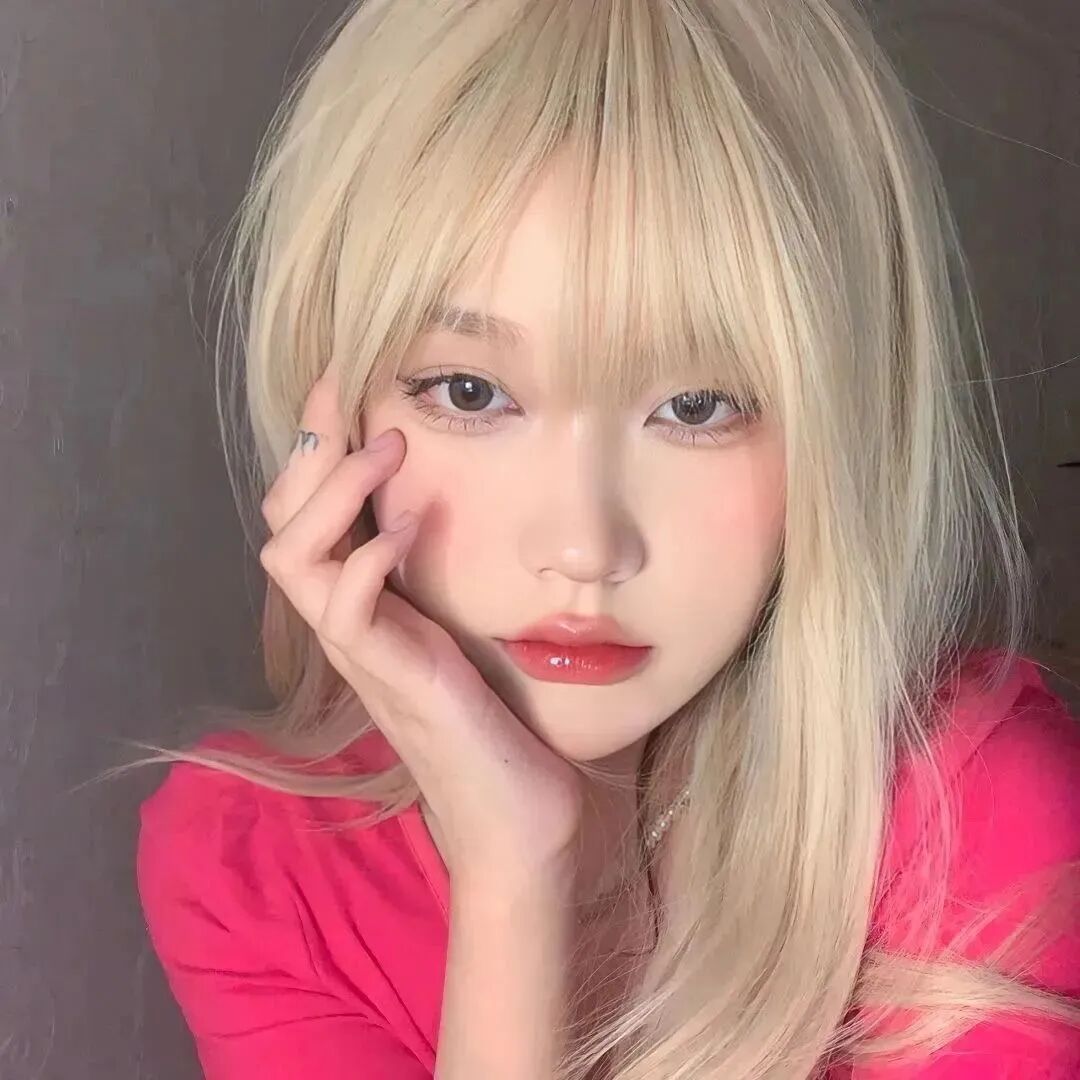 扶着脸甜酷女生头像