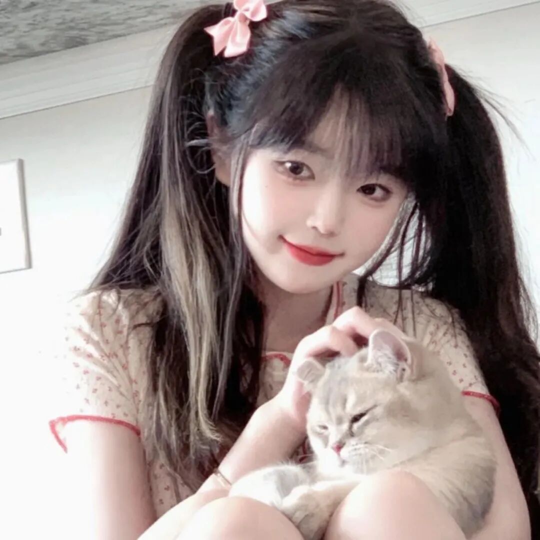抱着猫咪甜妹女生头像