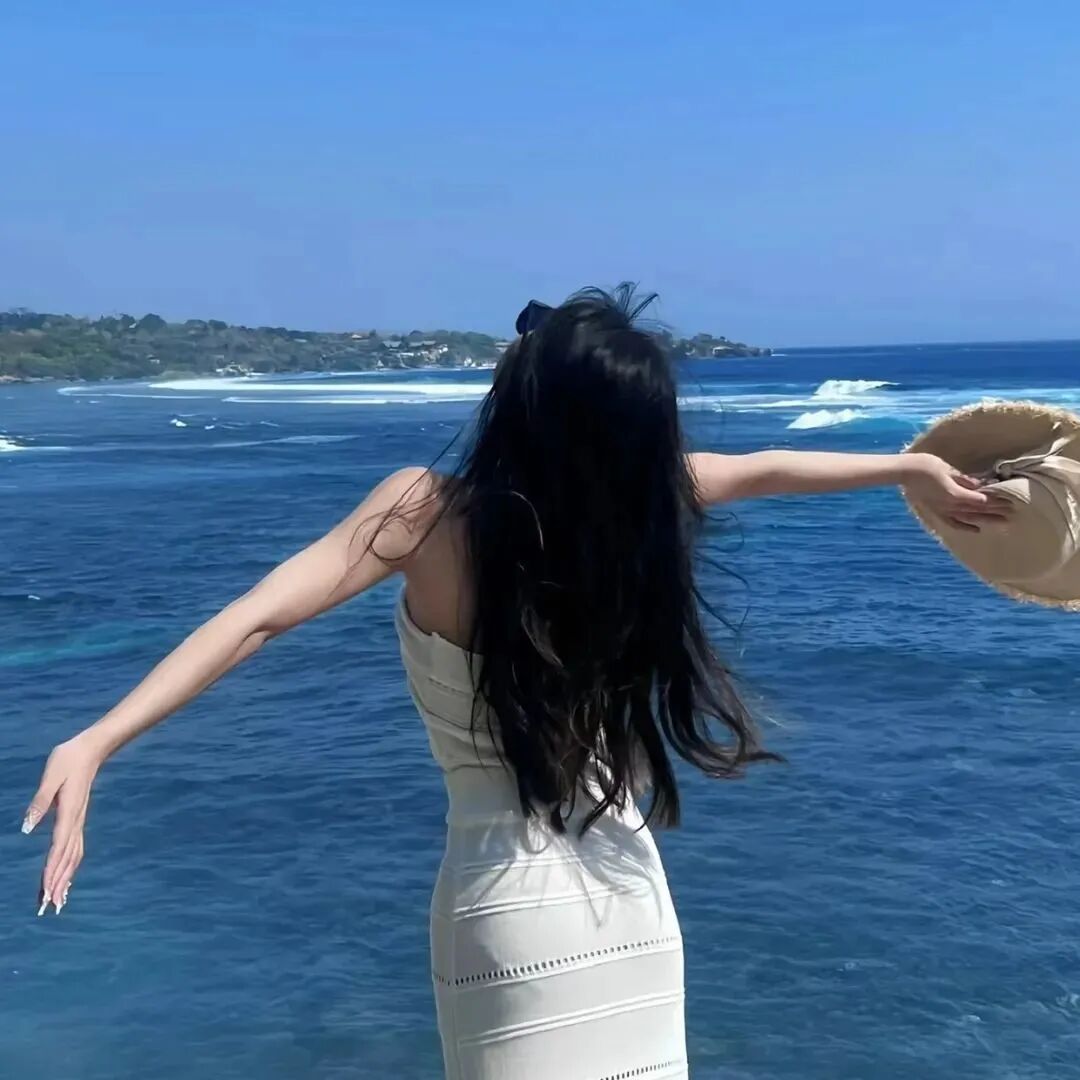 海边背影气质不露脸女生头像