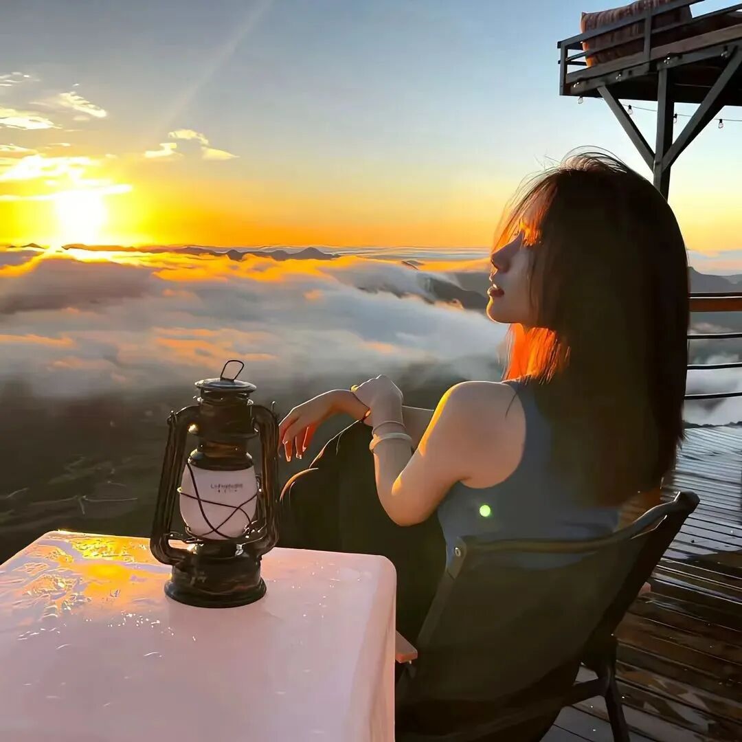 氛围感日出高山侧脸女生头像