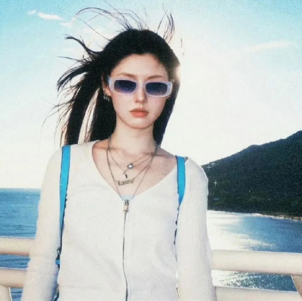 墨镜很飒海边女生头像