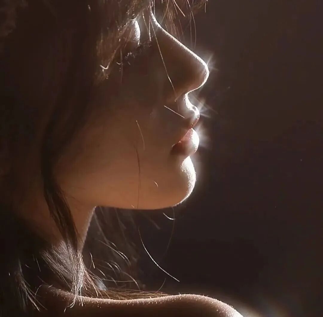 氛围感光感温柔侧脸女生头像