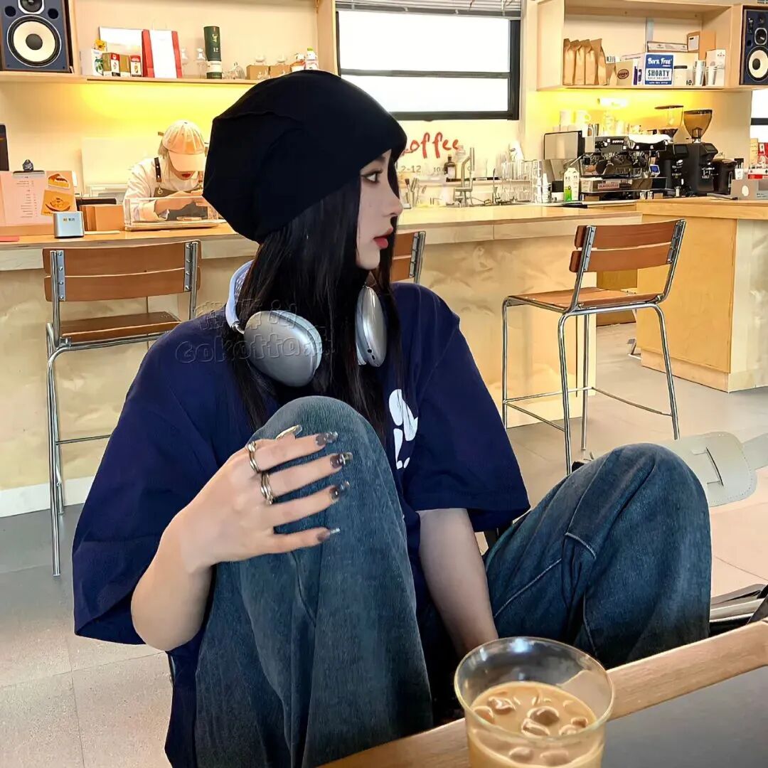 戴耳机潮流侧脸女生头像