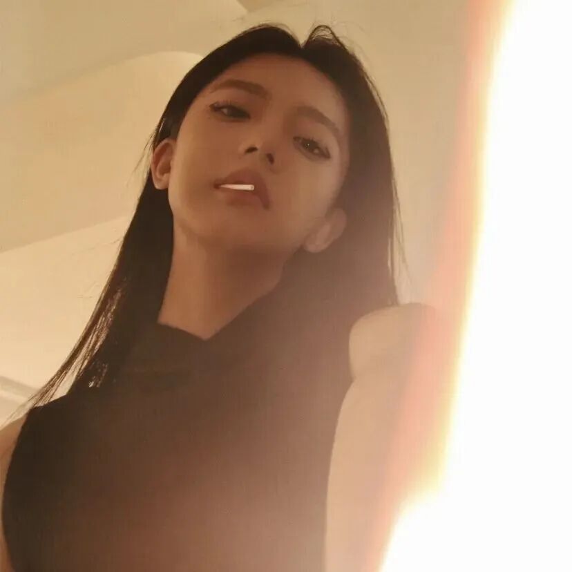 高冷光感女生头像