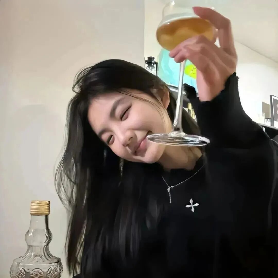 喝酒小众女生头像