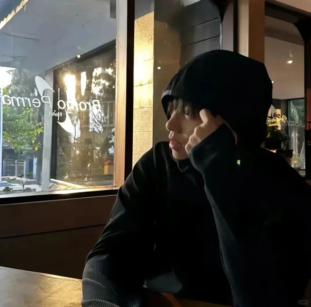 痞帅侧脸男生头像
