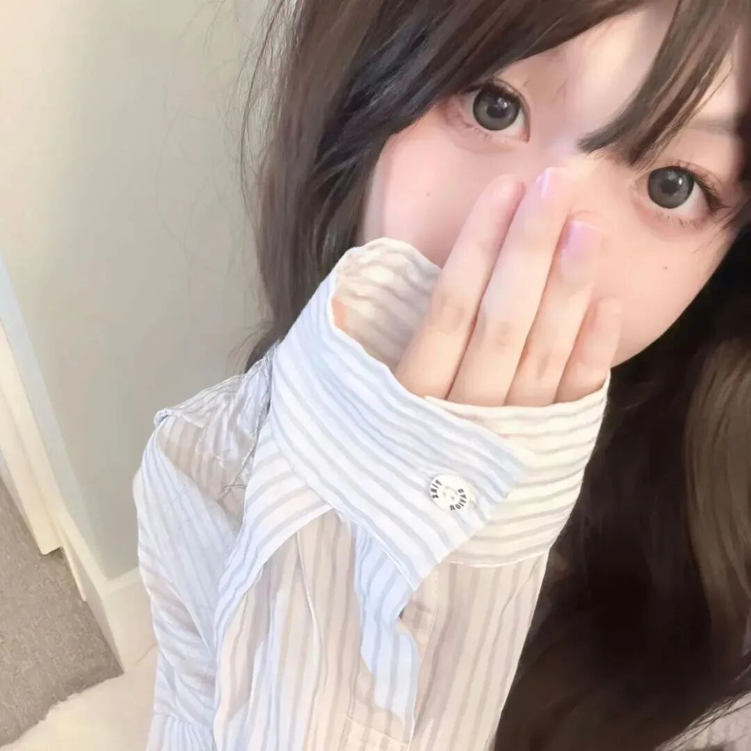 捂嘴温柔女生头像