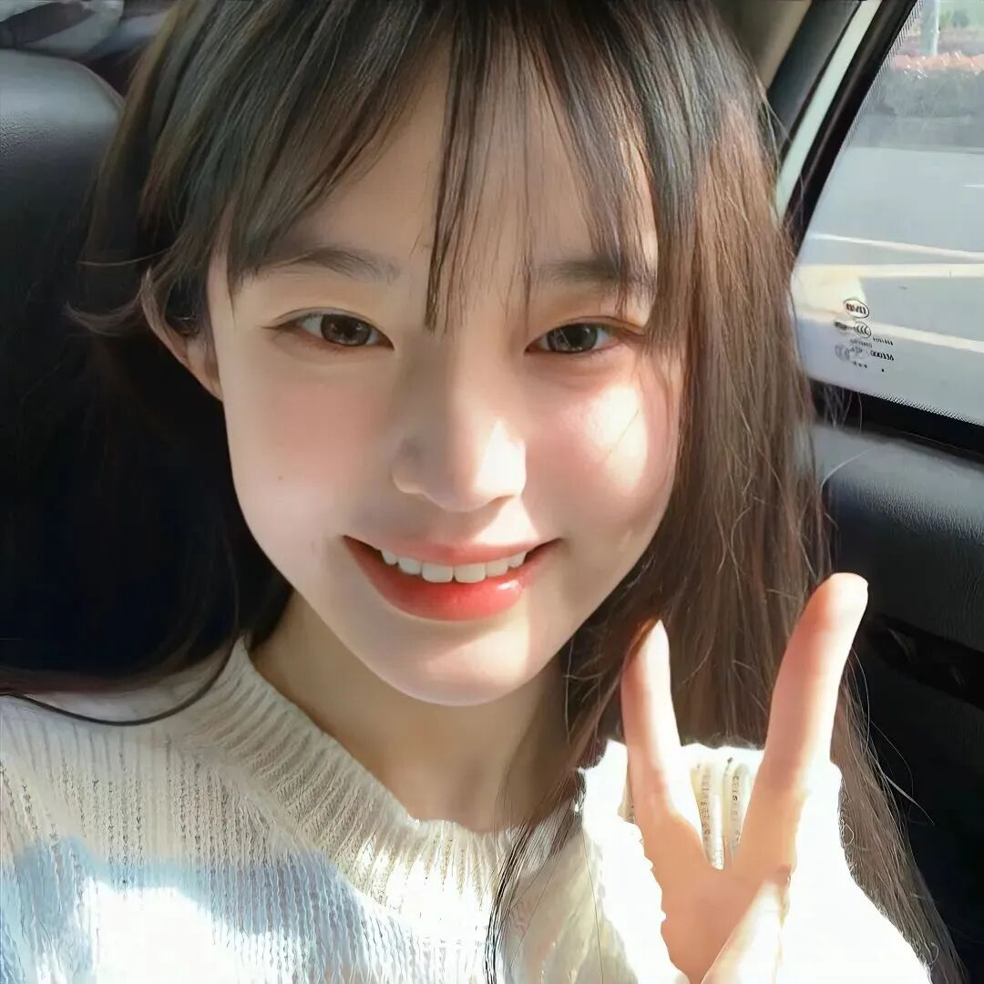 剪刀手车内爱笑甜妹女生头像