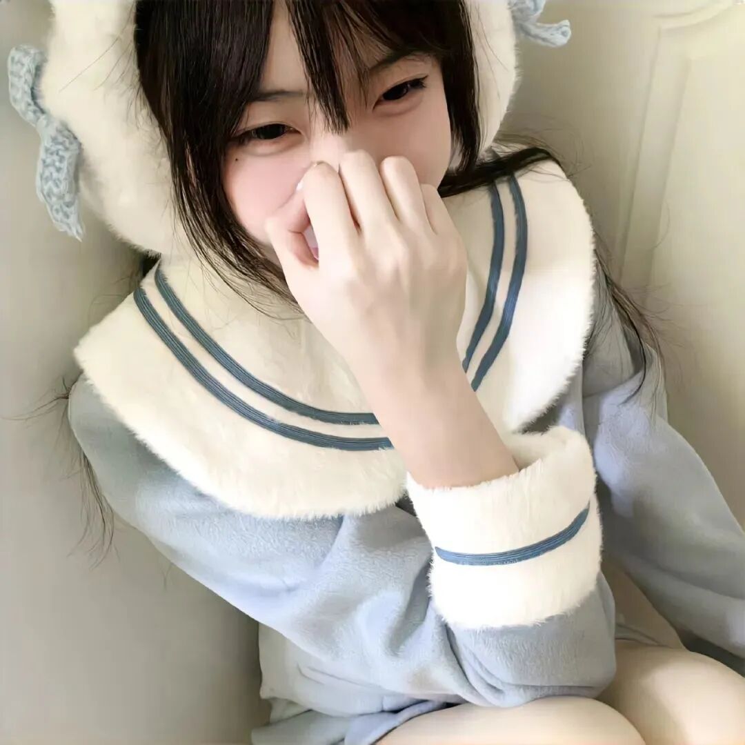 捂嘴甜妹女生头像