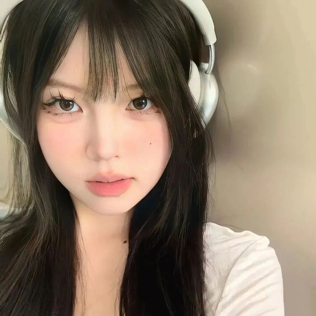 戴耳机小众女生头像