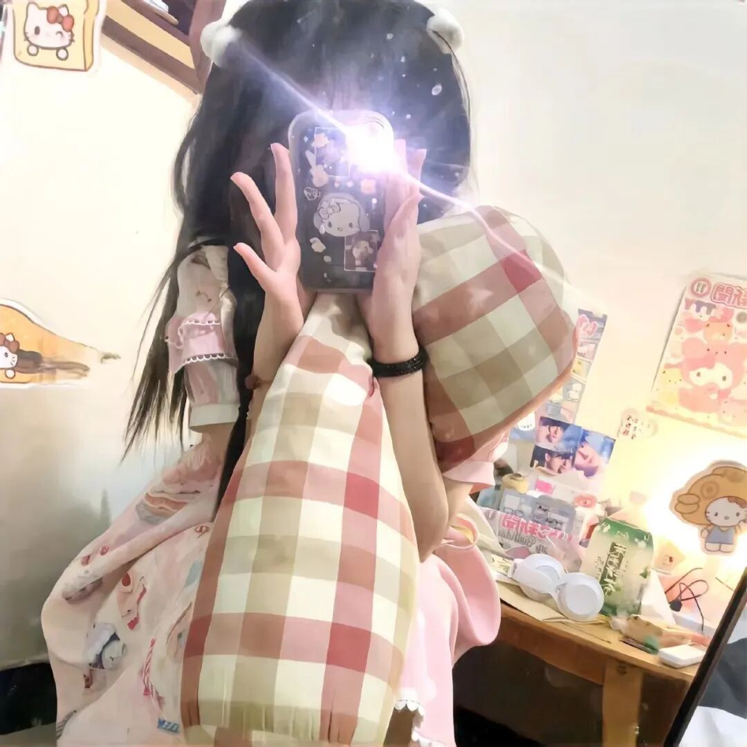 自拍手机不露脸小众女生头像
