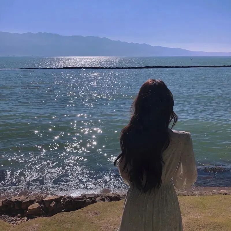 氛围感不露脸背影海边女生头像