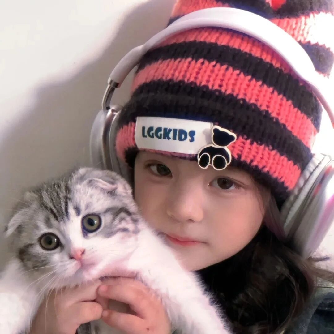 戴耳机抱着猫咪小女孩萌娃头像