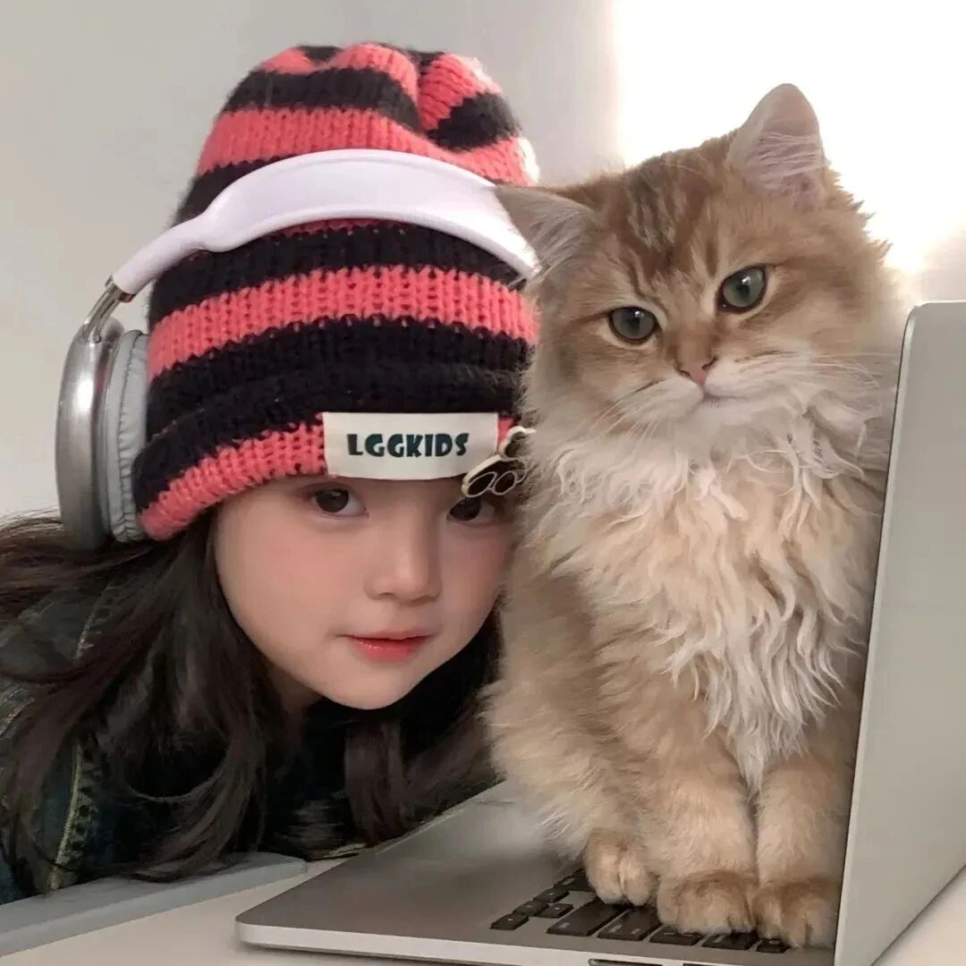 戴耳机办公小女孩萌娃头像