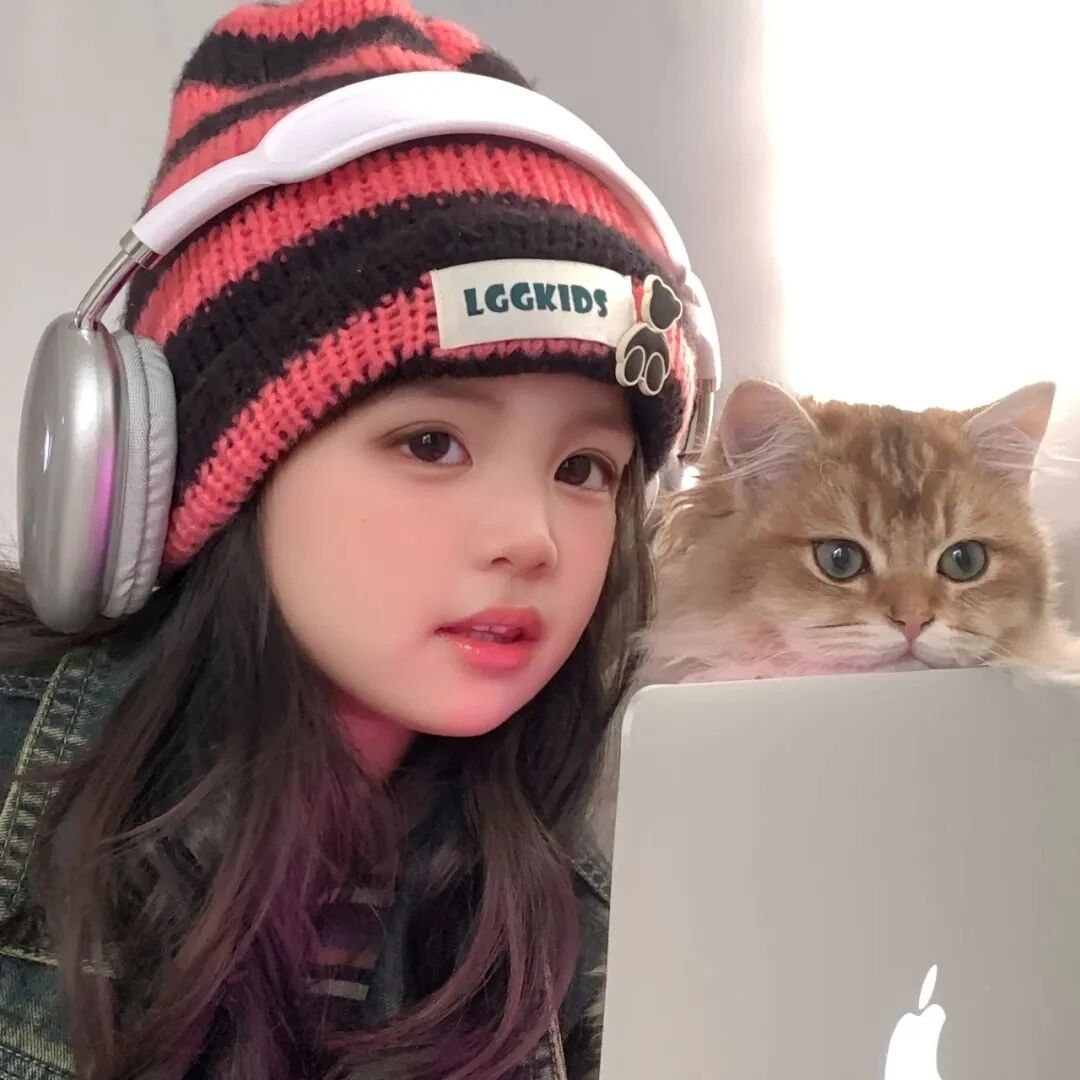 戴耳机办公小女孩萌娃头像