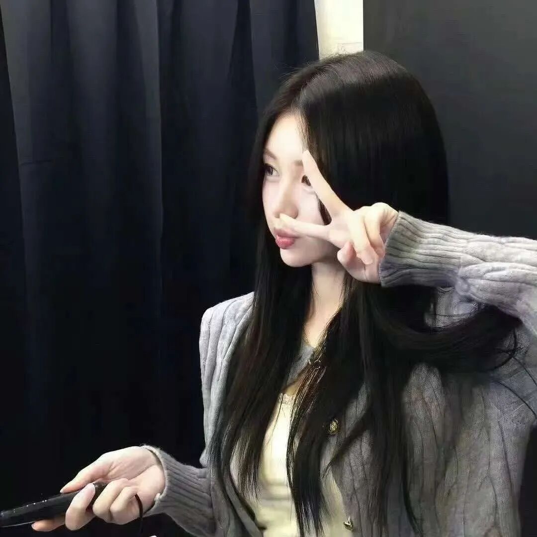 剪刀手小众侧脸女生头像