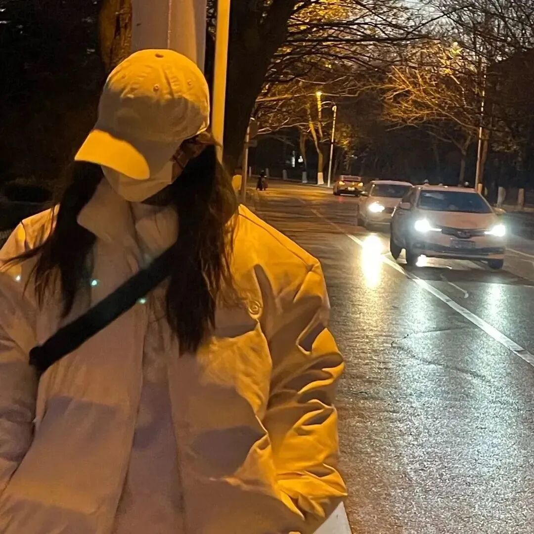 氛围感女生头像不露脸头像