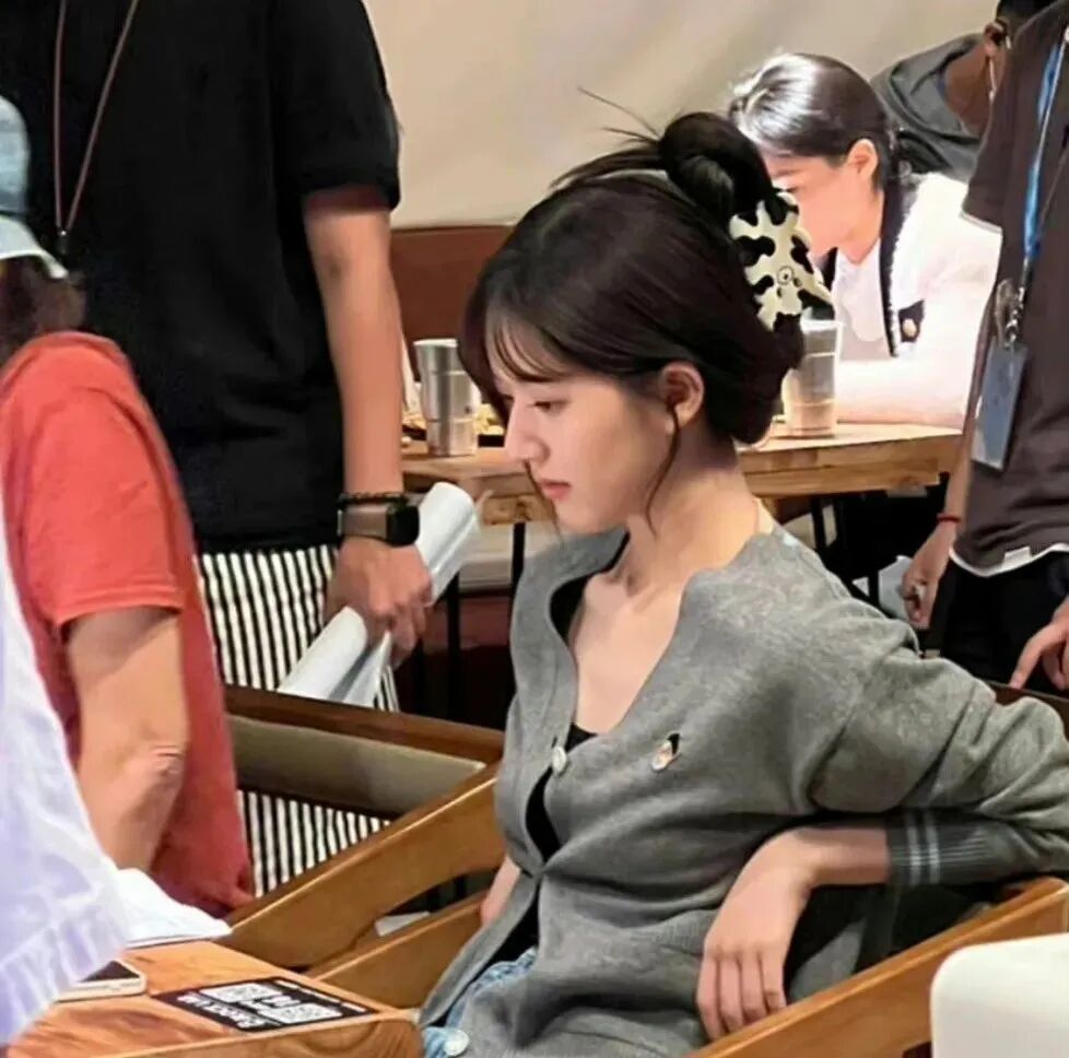 赵露思头像侧脸头像