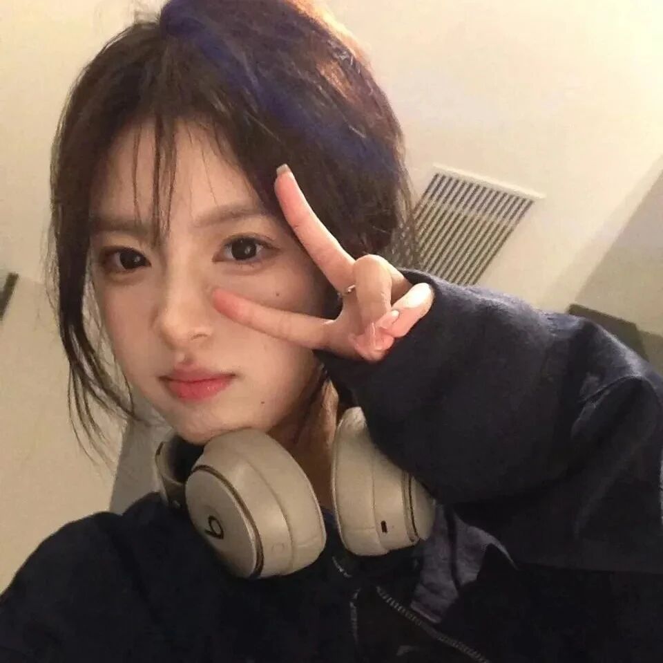 剪刀手甜妹女生头像