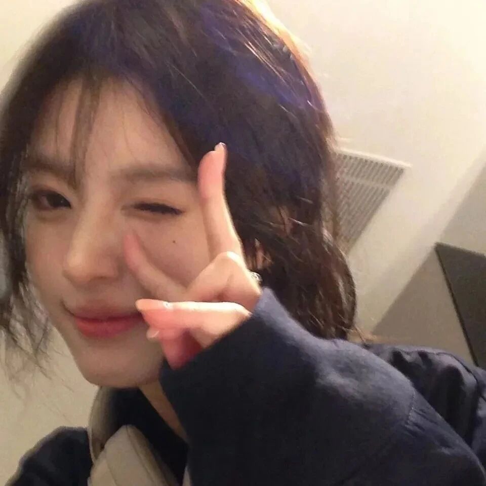 剪刀手甜妹女生头像