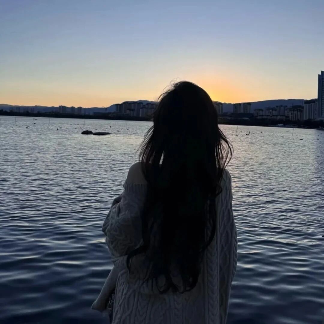 海边孤独感背影不露脸女生头像
