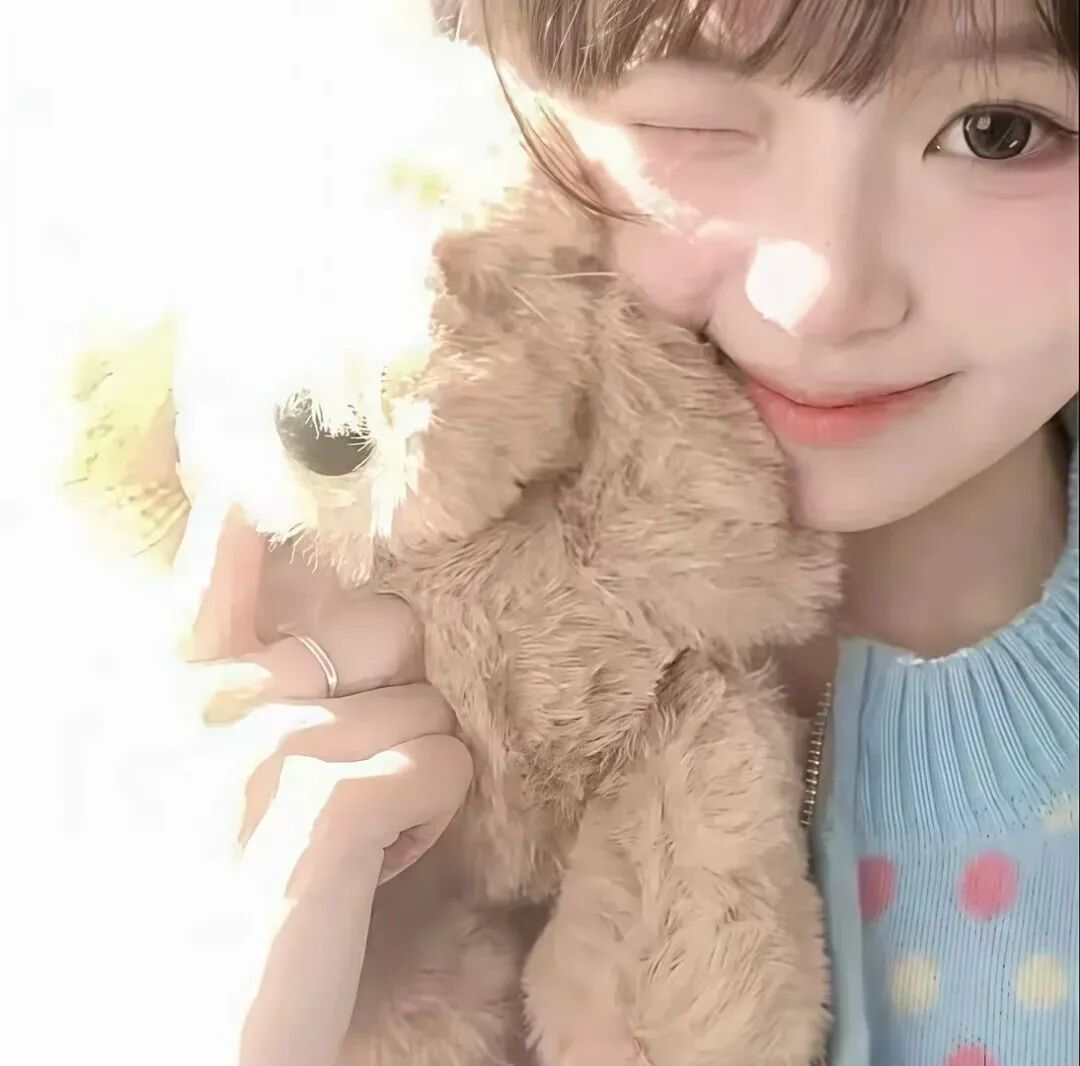 抱着小熊玩偶甜妹女生头像