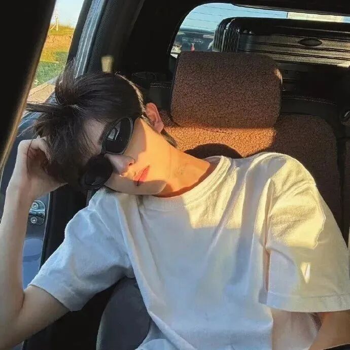 车内墨镜个性男生头像